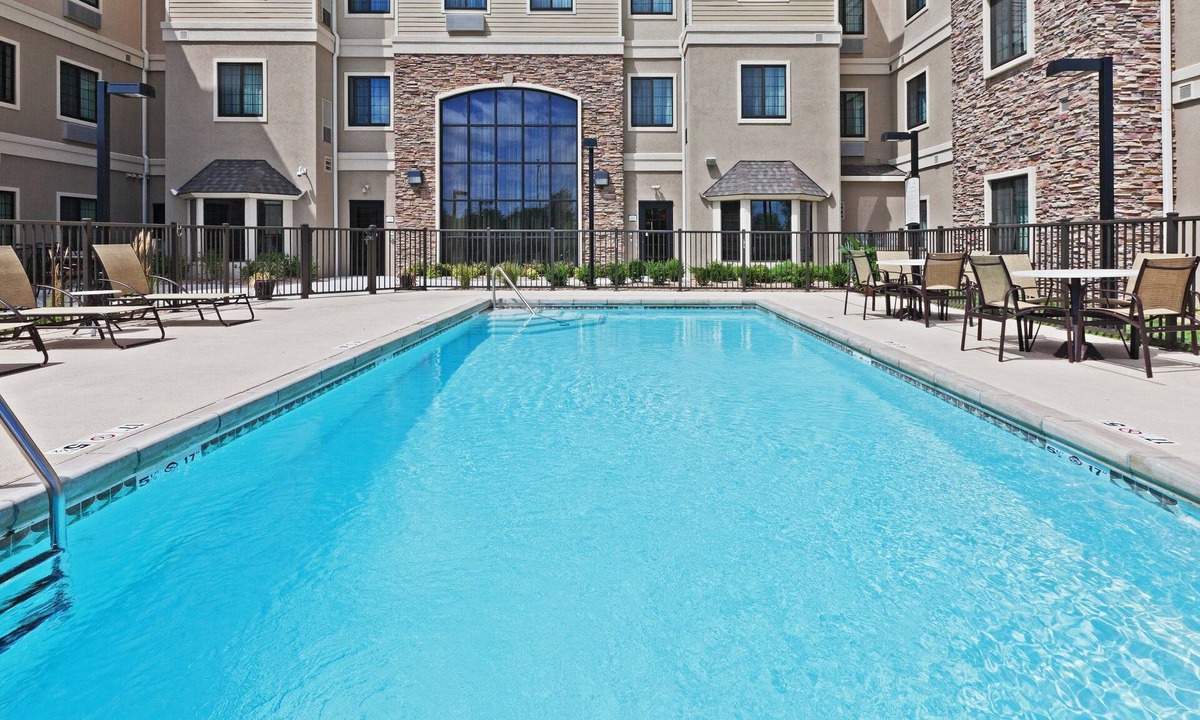 Greenwich Apartment | King Suite. Free Breakfast. Outdoor Pool.