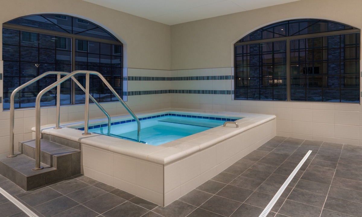 Midtown Anchorage Apartment | King Suite | Free Daily Breakfast, Pool & Hot Tub Access