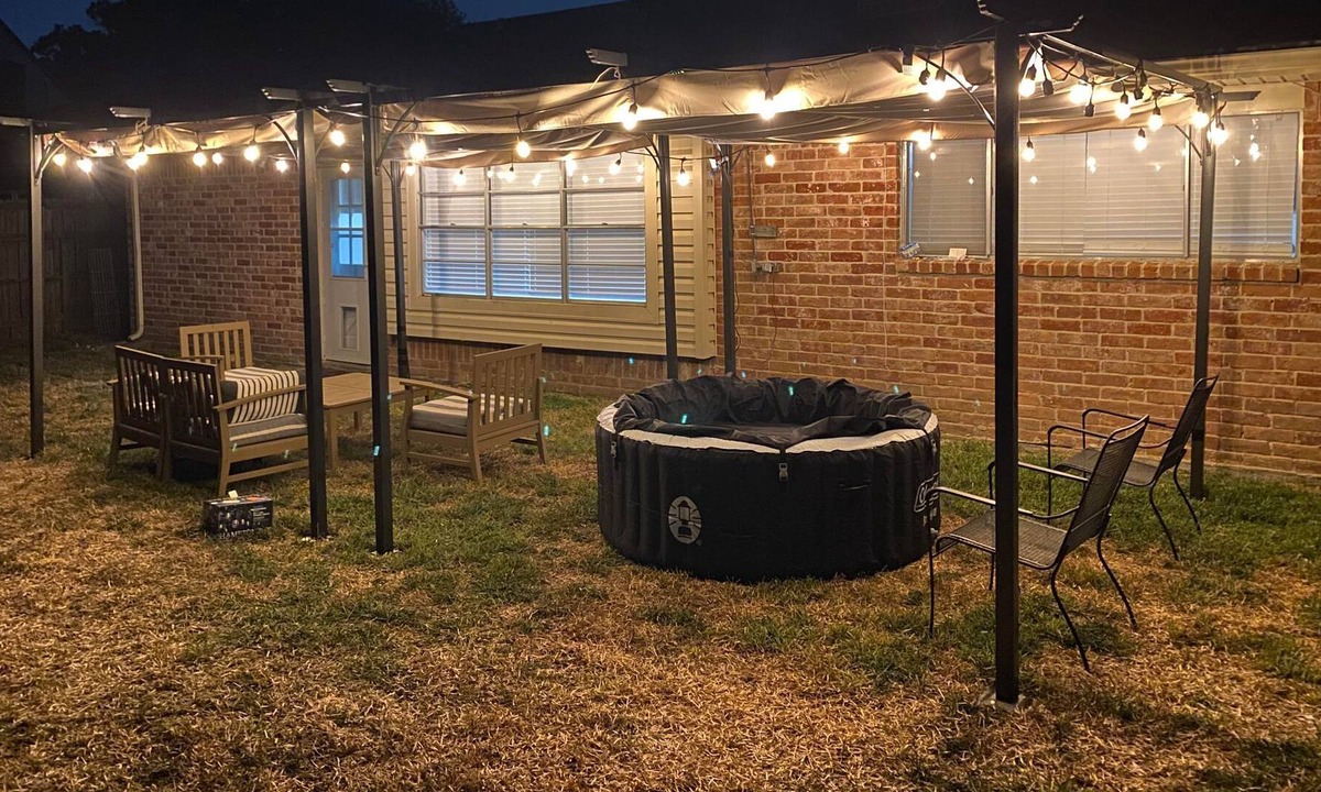 Nassau Bay House | King Suite, Hot Tub, NASA, Kemah, Beach, Yard, Fun