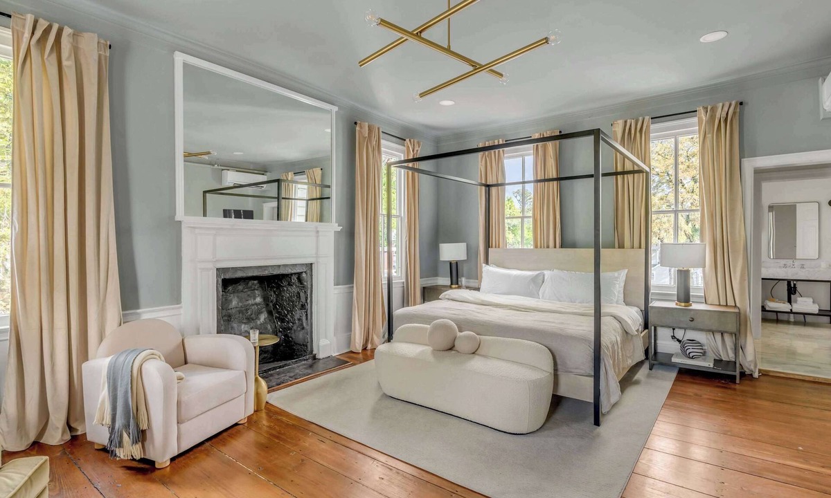 The Old Commons Apartment | King Suite in Historic B&B w. Waterview + Porches