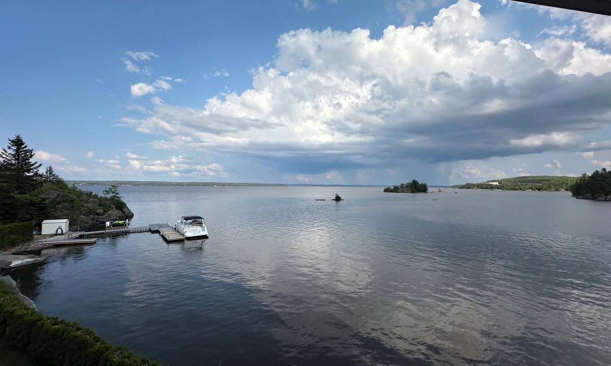 Temiskaming Shores House | King Suite - Lake Front - Private Ensuite