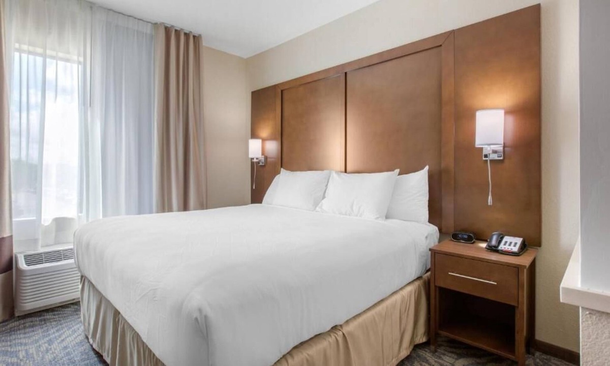 Franklin Park Apartment | King Suite - Non-Smoking
