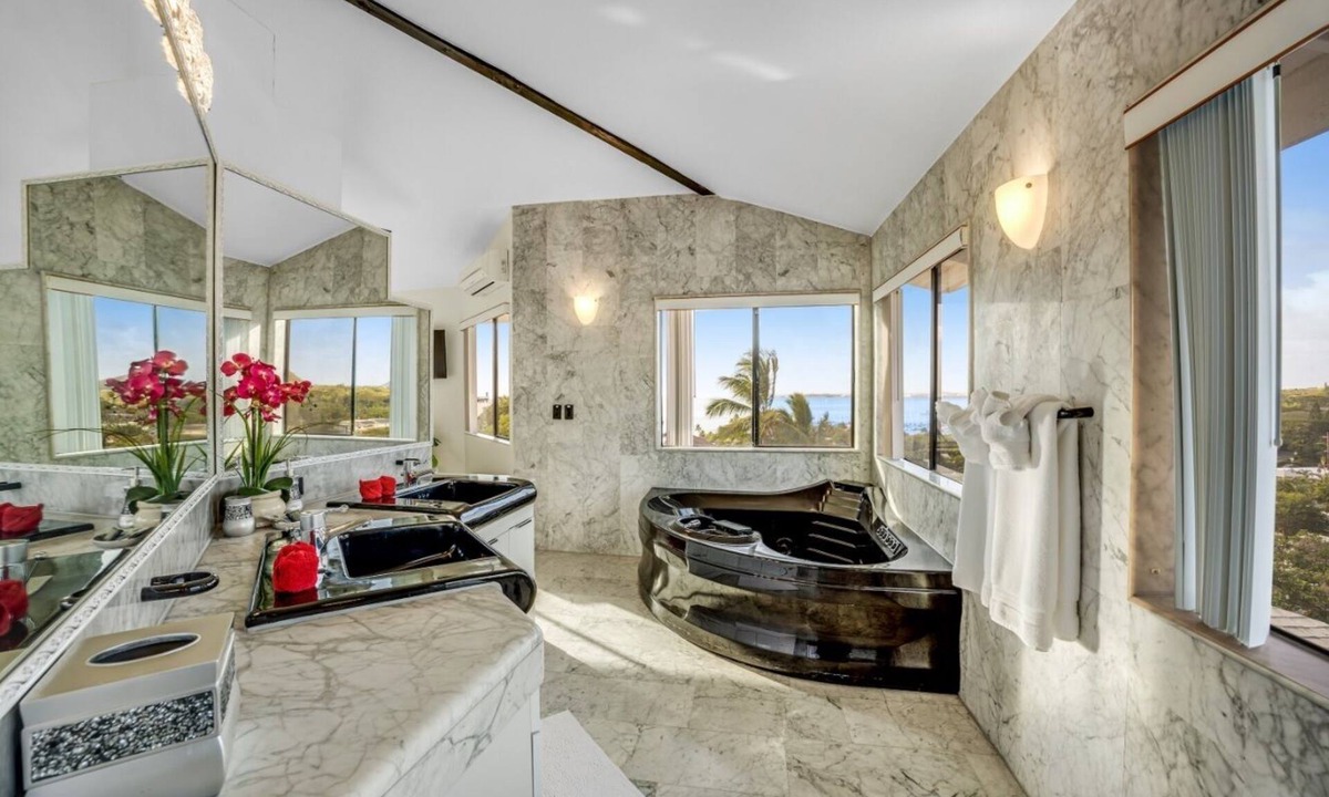 Kaneohe Villa | King Suite Oasis: Unwind with Jacuzzi & Bay Views (Unit B)