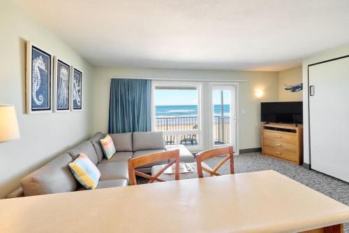 Lincoln City House | King Suite - Oceanfront Balcony & Central Location - Pool & Hot Tub