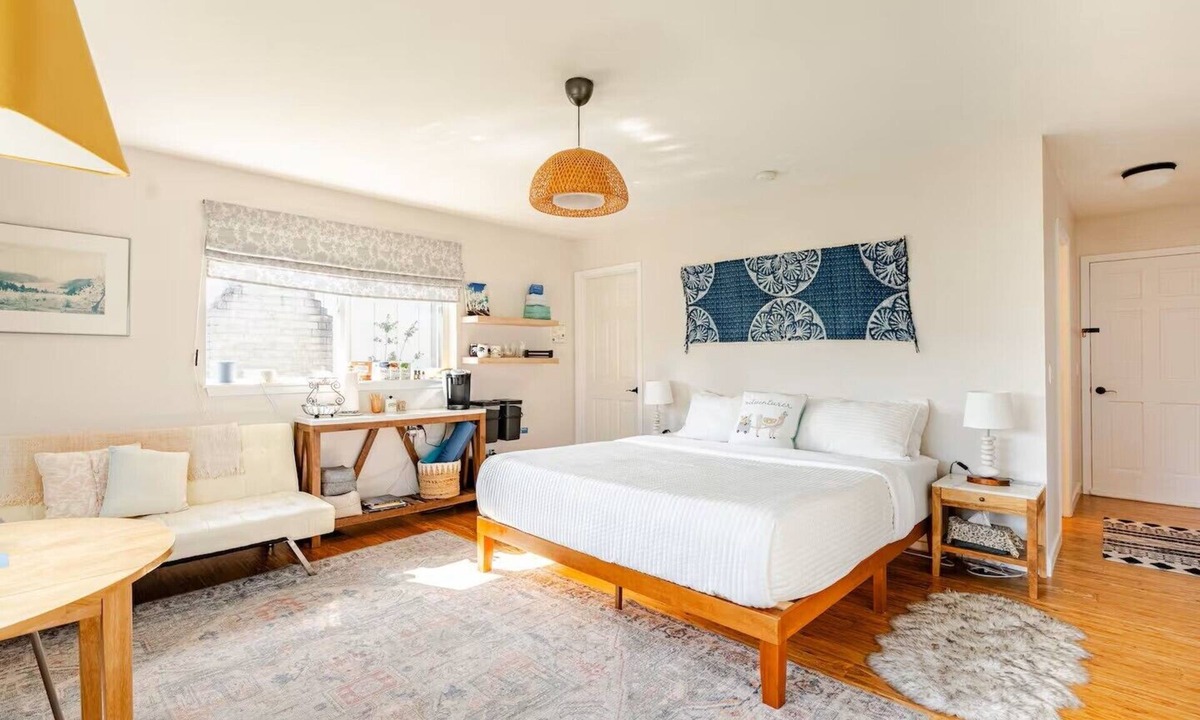 Hood River Apartment | King Suite Private Entry | Walk to Shops & Dining