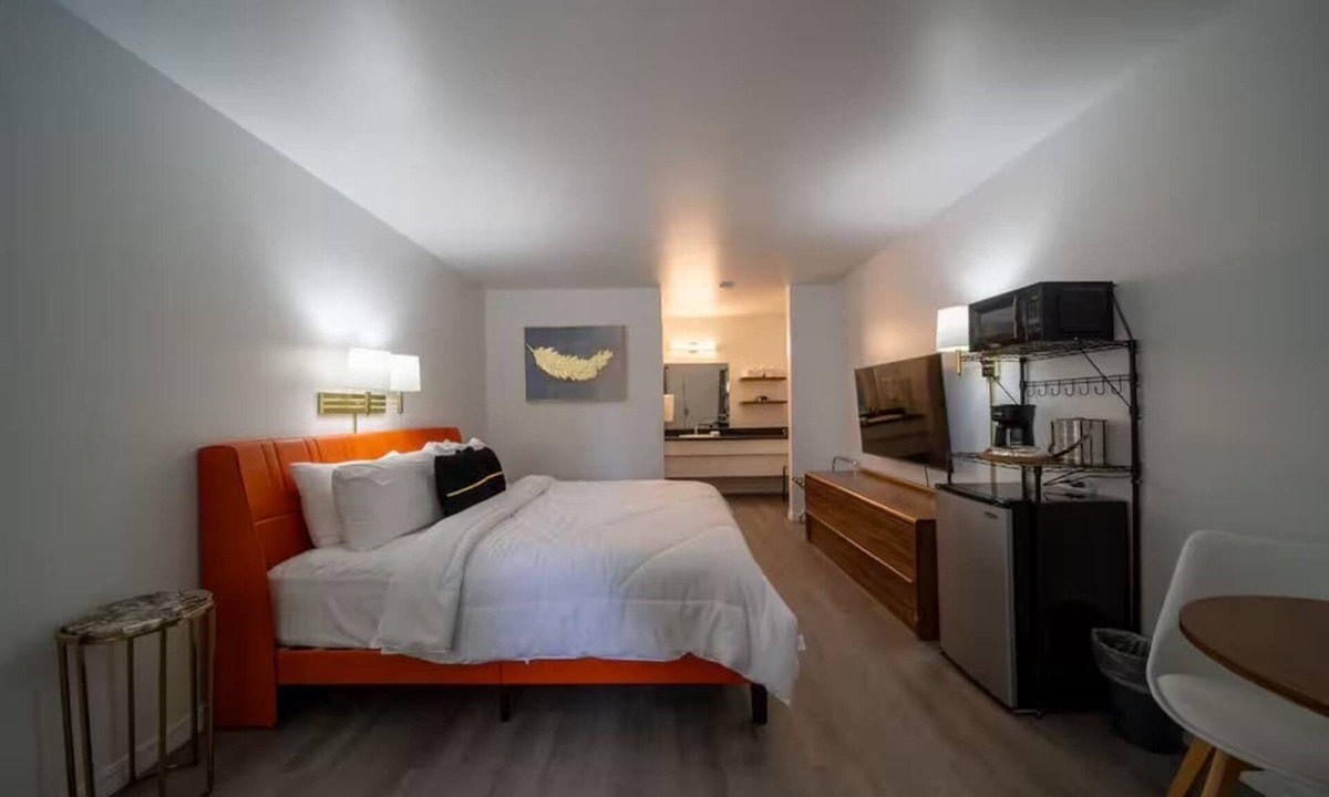 Eureka Springs Historic District Hotel | King Suite Room #17 at Glory Dayz!