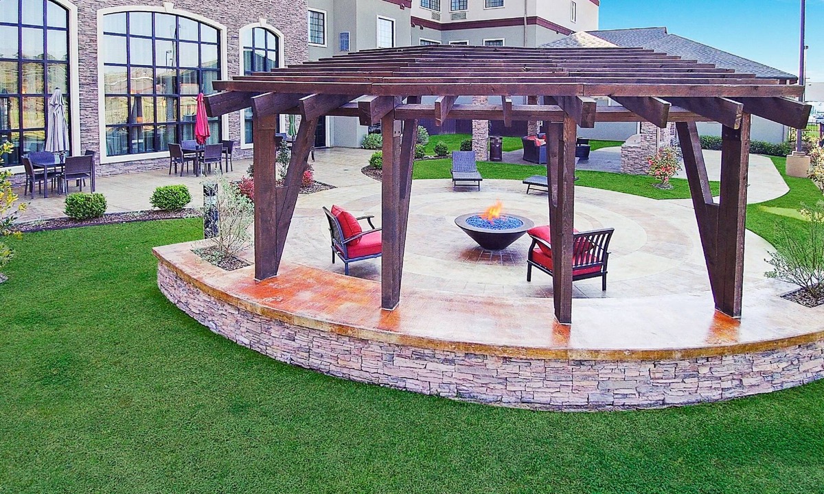 Longview Condo | King Suite w/Roll-in Shower. Free Breakfast. Indoor Pool.