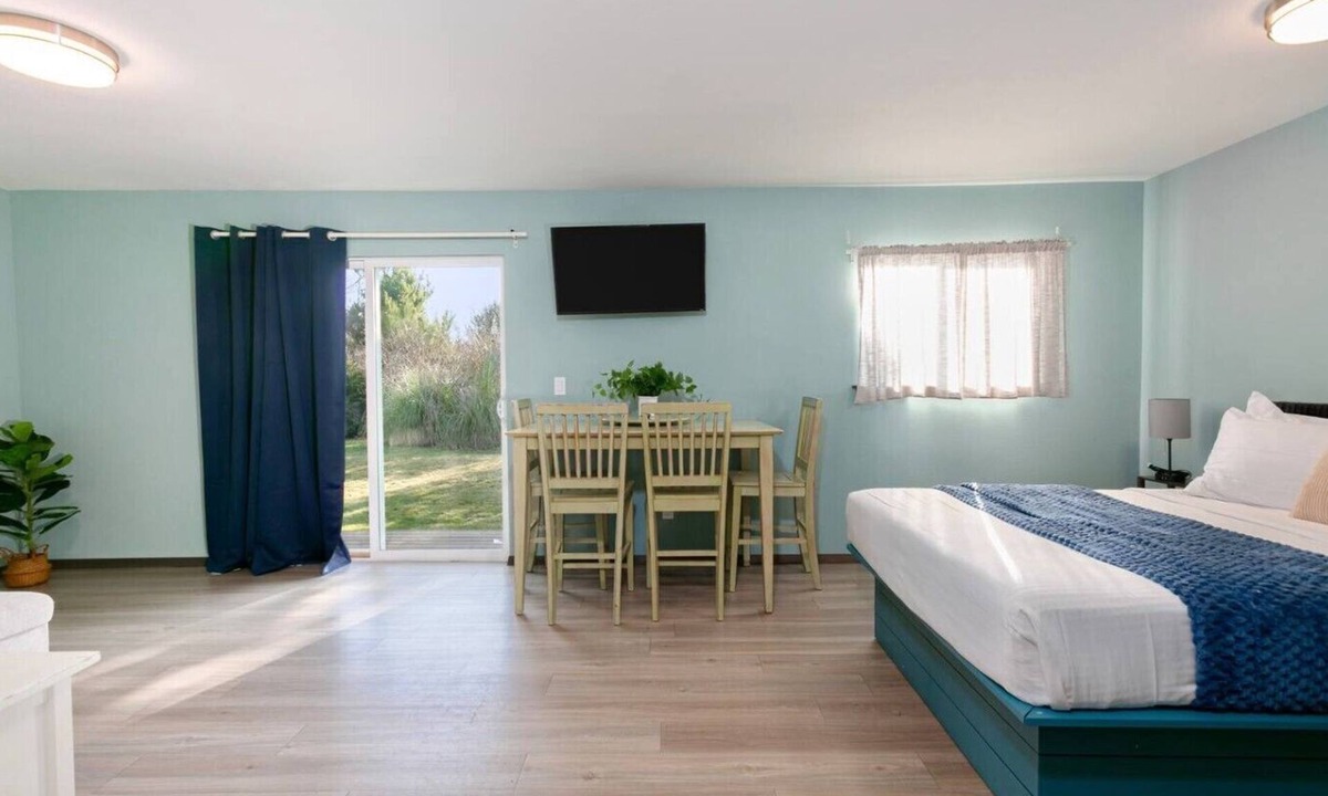 Grayland Hotel | King Suite | WiFi | Pet-Friendly