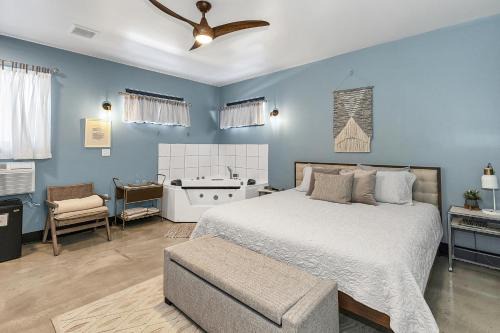 Pacific Hotel | King suite with Jacuzzi West of St Louis