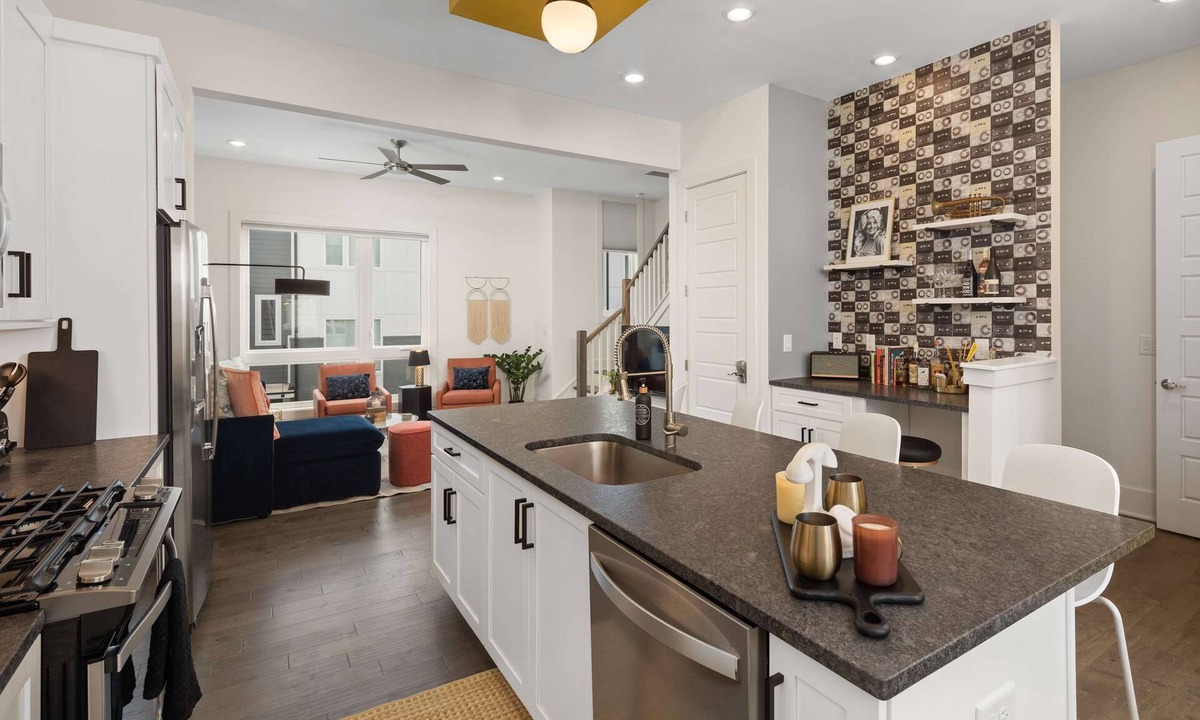 Nashville House | King Suites 3BR Retreat 2-car Garage East Nashville