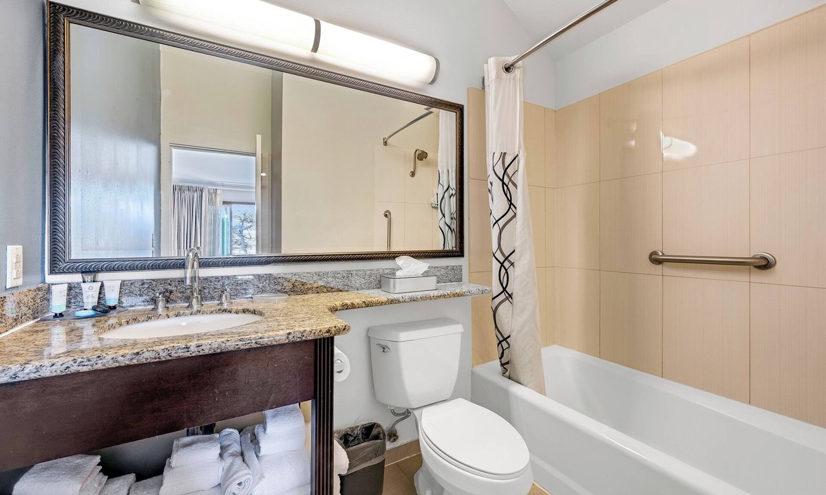 Bodega Bay Hotel | King Vaulted Ceiling Room with Ocean View