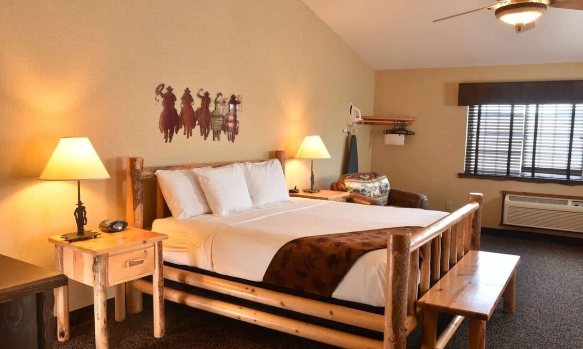 Onalaska Hotel | King Whirlpool Room | Pool, Bar & Breakfast | 6mi to Children's Museum