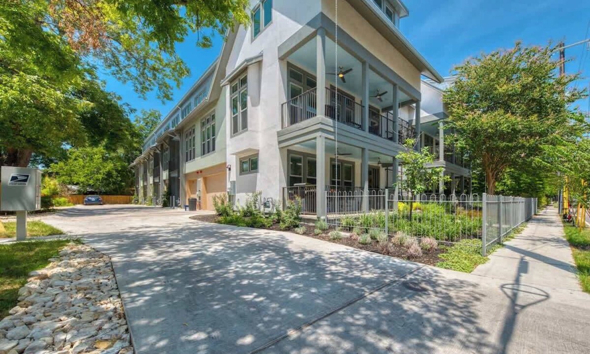Southtown Condo | King William/Southtown Luxury Group Rental