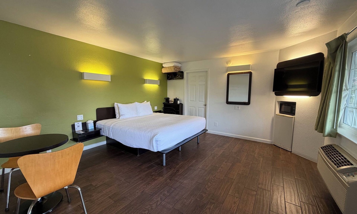 Munras Avenue Hotel | King With BunkBeds Near Beach
