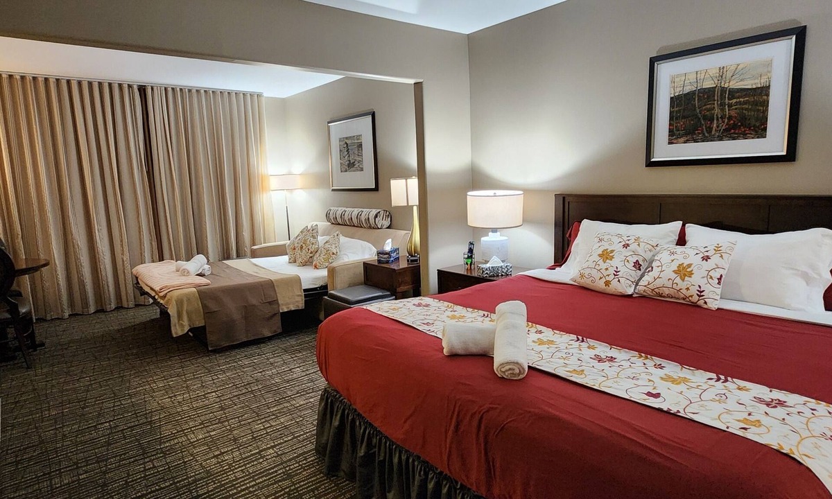 Oro-Medonte Condo | KingBed+Pool+HotTub+Sauna+ pet friendly