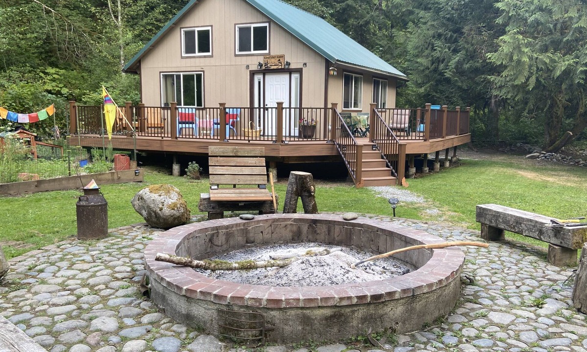 Issaquah Cabin | Kingfisher Kabin on the Raging River