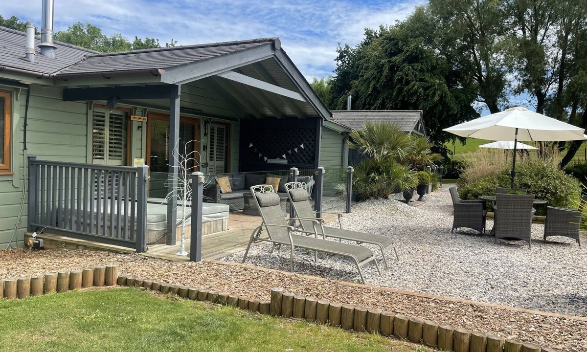 Exeter Cabin | Kingfisher Lodge - Private Hot Tub & Parking