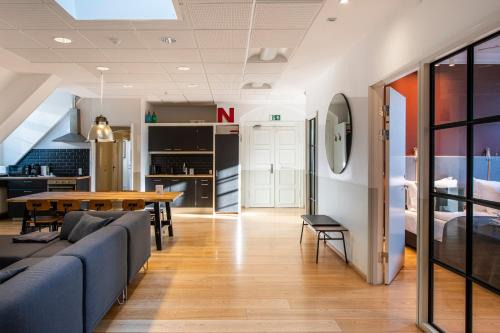 Copenhagen City Centre Apartment | Kings Garden - 5 bedrooms - 2 baths by Daniel&Jacob's