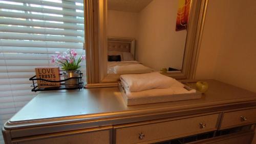 Decatur House | Kings Private Room Shared Bath C
