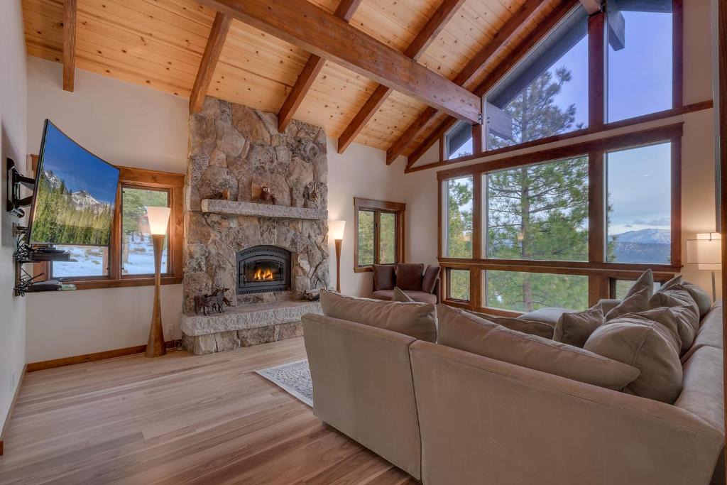 Kingswood Estates House | Kings Way Lake View by Tahoe Getaways - Spacious 4 BR w Private Hot Tub, Pool Table!
