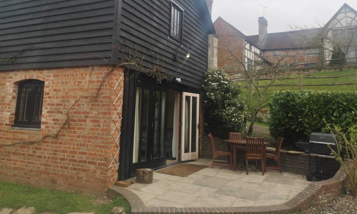 East Grinstead Cottage | Kingscote vineyard Coach House