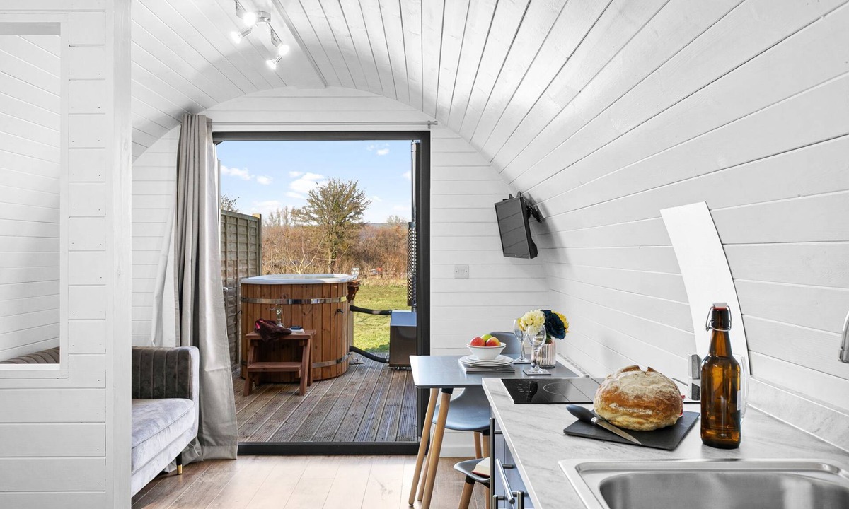 Wells Cabin | Kingston Black Glamping Pod - Hot Tub