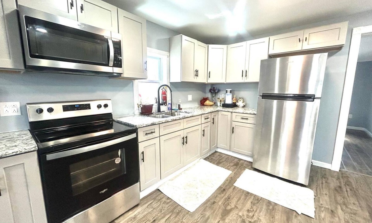 Kingston Apartment | Kingston Downtown I Laundry Firepit 4 TVs Fireplace & ADA 1st floor w Shower