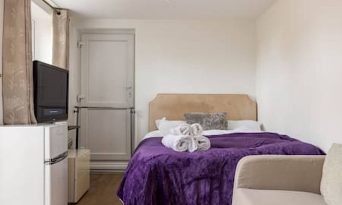 Tudor Apartment | Kingston & Richmond Lux Brand new studio