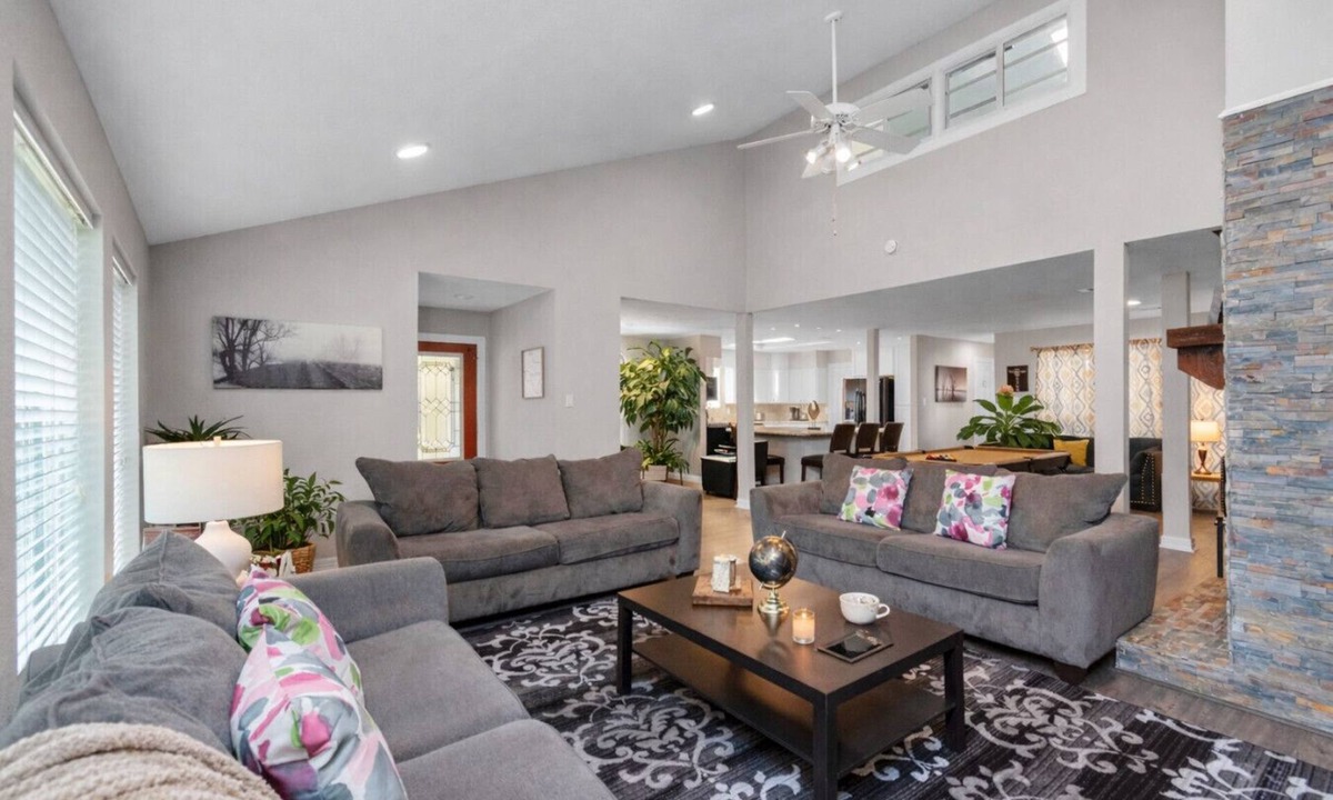 Kingwood House | Kingwood Escape – 6BR w/Heated Pool |Near IAH
