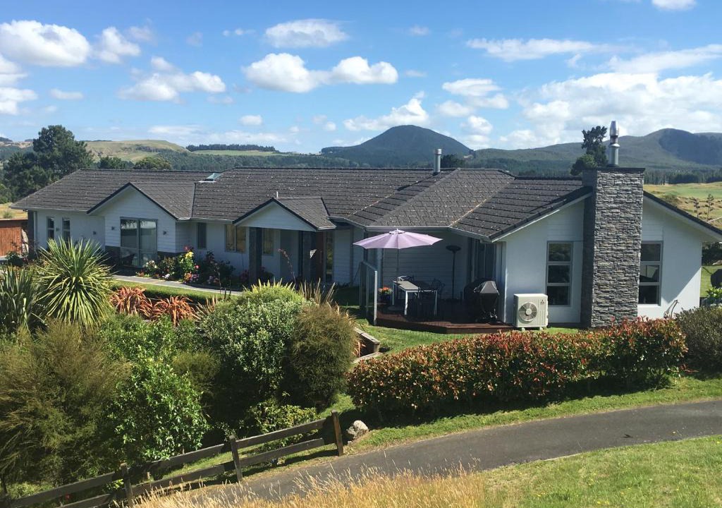 Kinloch Bed & Breakfast | Kinloch Lake & Golf Views