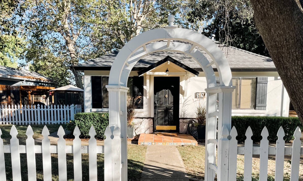 Loomis Cottage | Kippy’s Cottage- Walk To Everything in Downtown Loomis