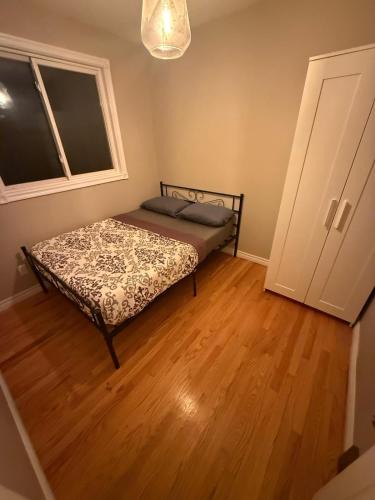 Kitchener House | Kitchener Cheapest Stay Near Downtown, Airport- Self Checkin,24 Hrs