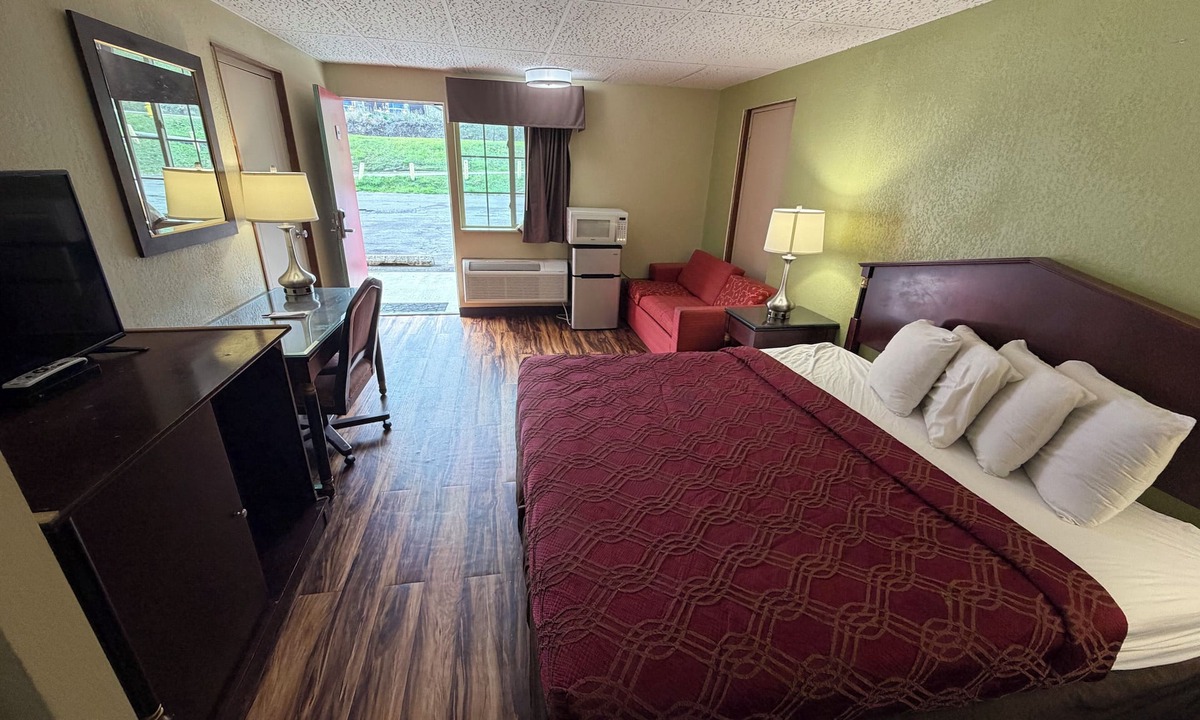 Derrick City Hotel | Kiteville Bradford