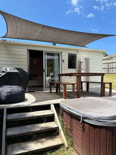 Whangapoua Apartment | Kiwi Beach Bach - Hot Tub - 2 bed