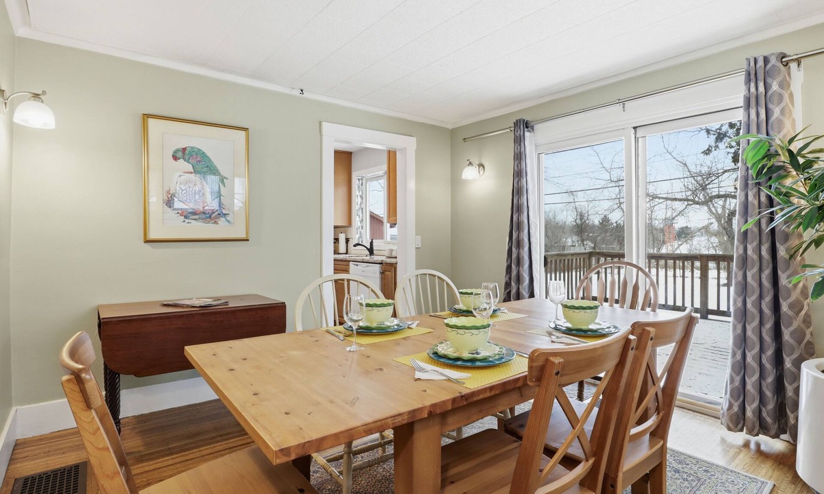 Rochester House | Kiwi Cottage: country space, timeless city charm, backyard, deck, a/c