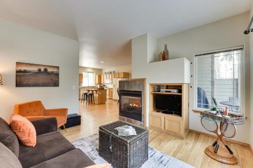 Klamath Falls House | Klamath Falls Townhome w/Deck & Resort Amenities!