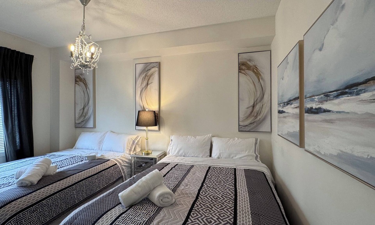 Vaughan House | Kleinburg Refined Crown Town Residence