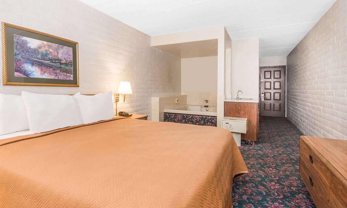 Murlin Heights Hotel | Knights Inn Dayton at Poe Ave