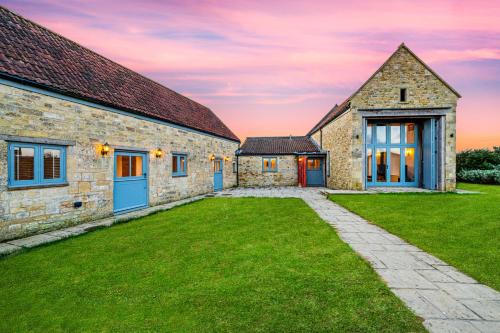 Shepton Mallet Villa | Knoll View Ranch - Group Hot Tub