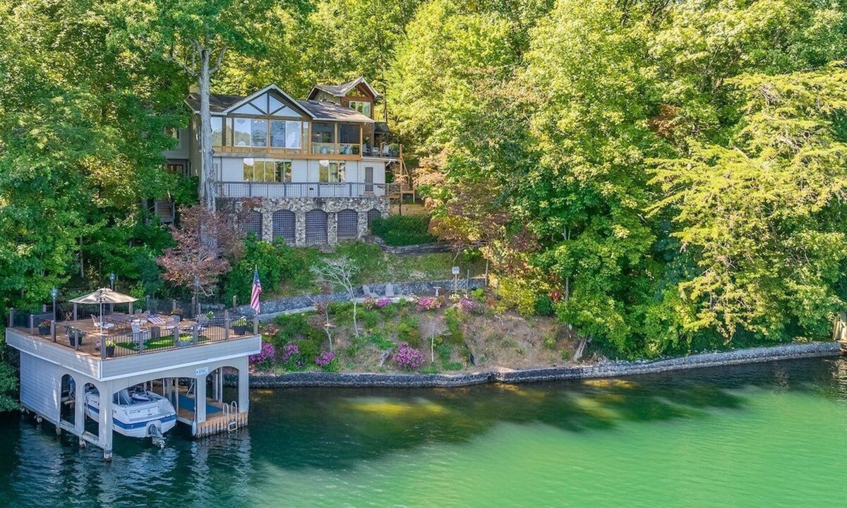 Clarkesville House | Knot Done -Luxurious Lakefront Lodge