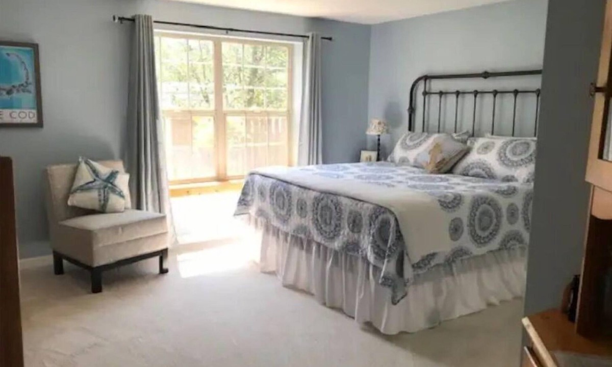 West Linn House | Knotty Pine - Log Home