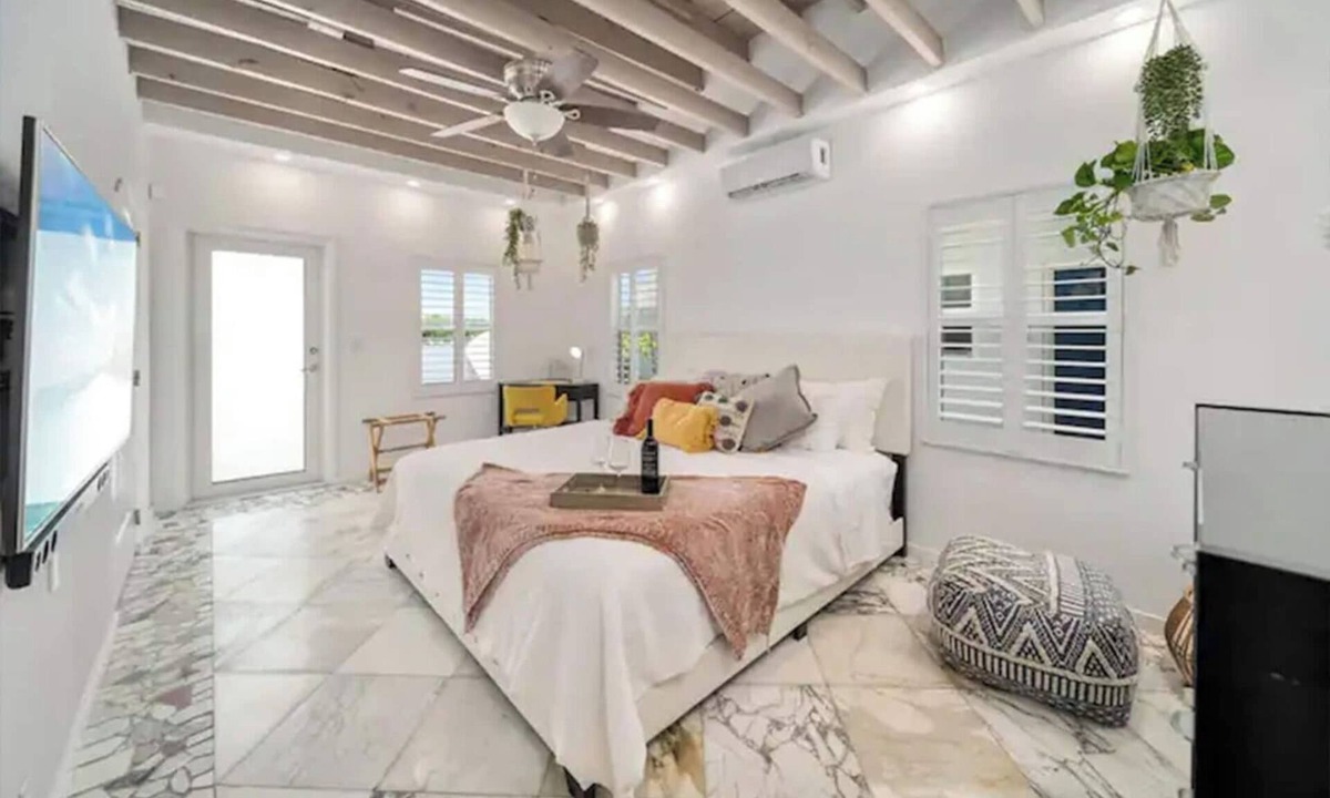 Hollywood Lakes Condo | Komffy Studio with King Bed