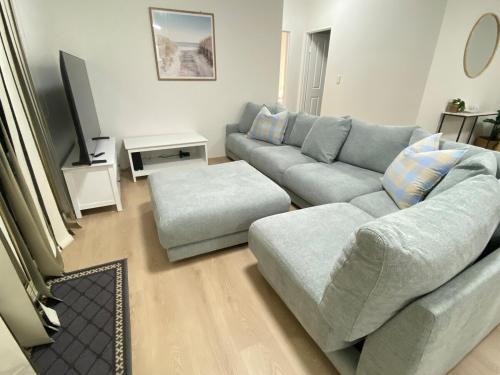 Homebush West Apartment | KozyGuru | Homebush West | 3-Beds Apt with Parking