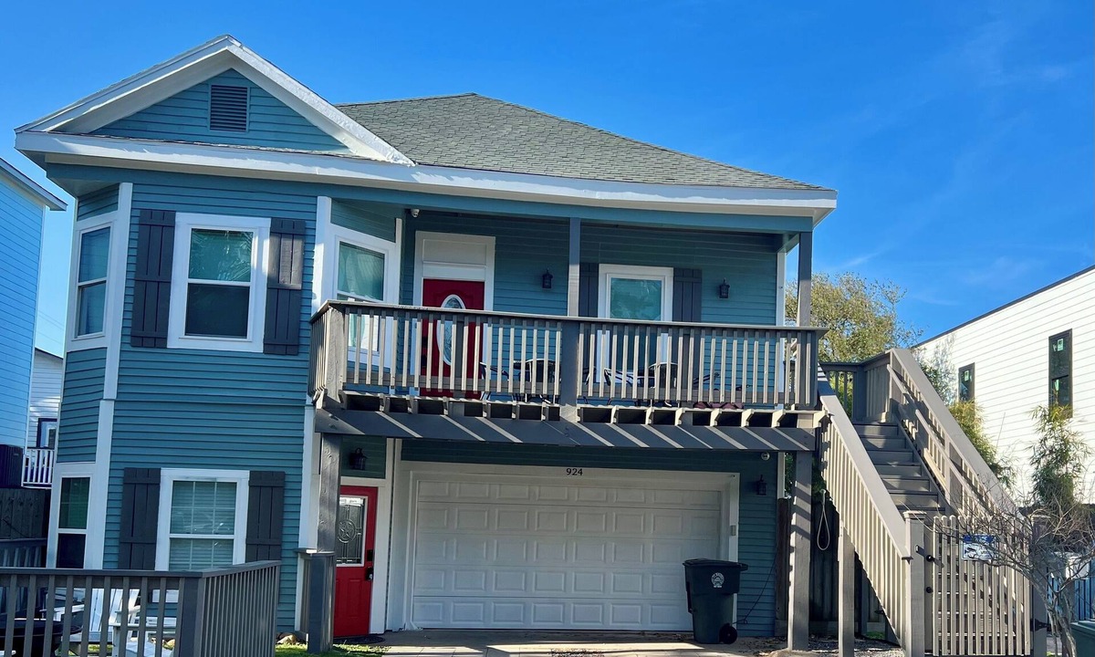 San Jacinto House | Kraken Reef | Upper unit | Close to the beach!