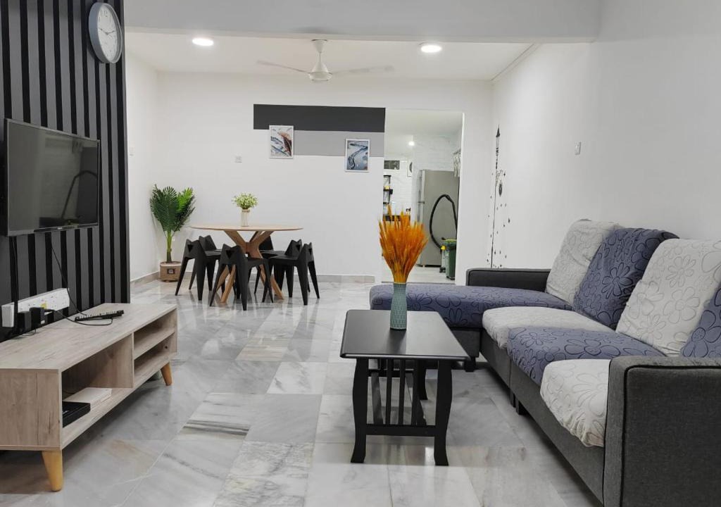 Kampung Darat Mak Bar House | Kuantan Town Staycation 2R2B@HTAA #Netflix