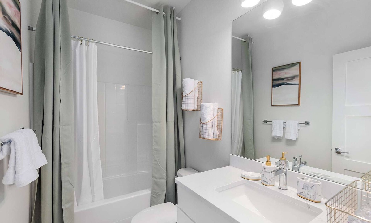 Minor Apartment | Kurt's Sweet Suite - 84 Walkscore!