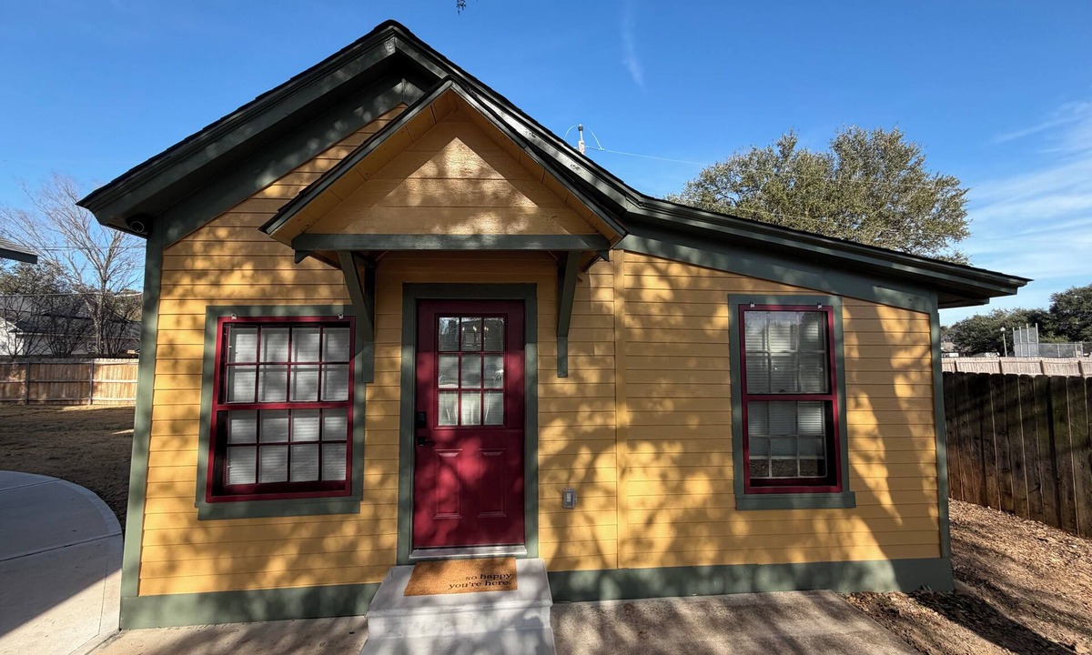 College Park Cottage | Kyle Field Cottage, quiet and private, right in the Historic District