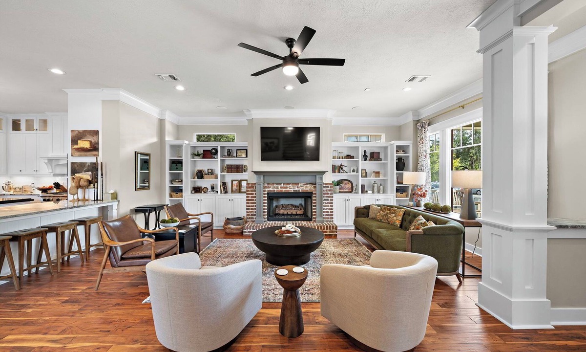 College Park House | @ Kyle Field ! LuxuryHot-Tub ! Amazing Outdoors ! 150 Yards to TAMU Campus !