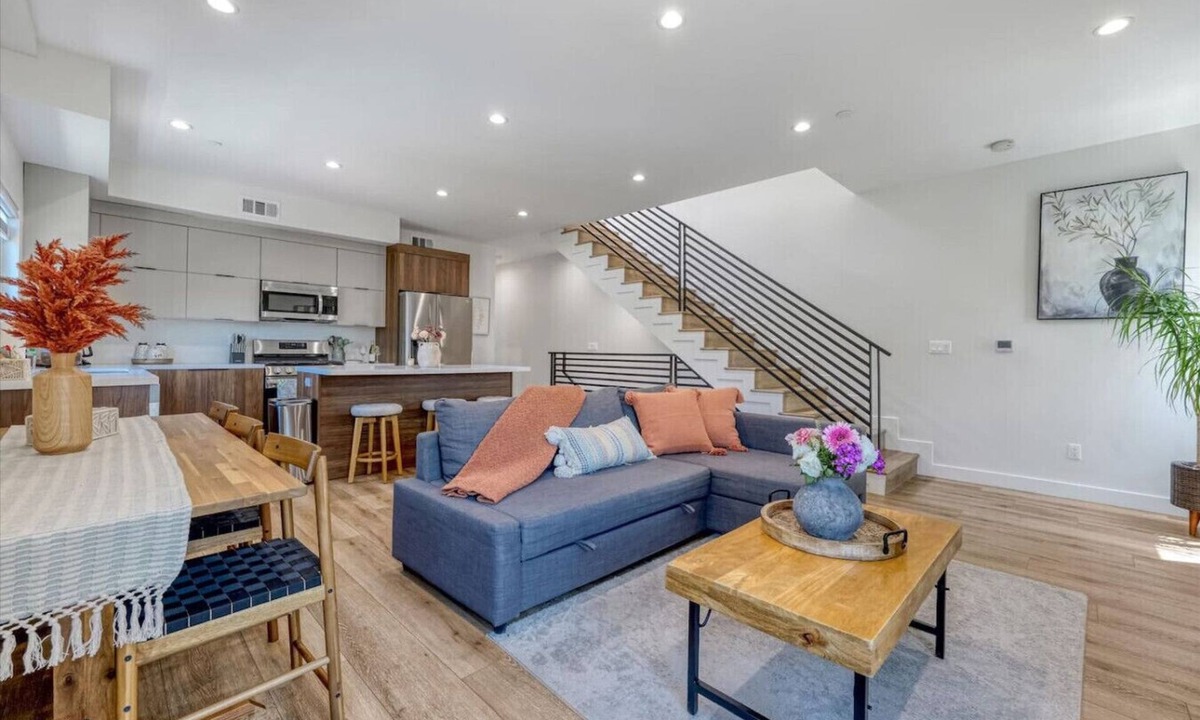 Sherman Oaks Apartment | L.A Haven Spacious Townhome
