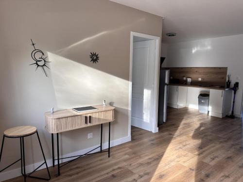 Saint-Michel-l'Observatoire Apartment | L'abeille sous les étoiles